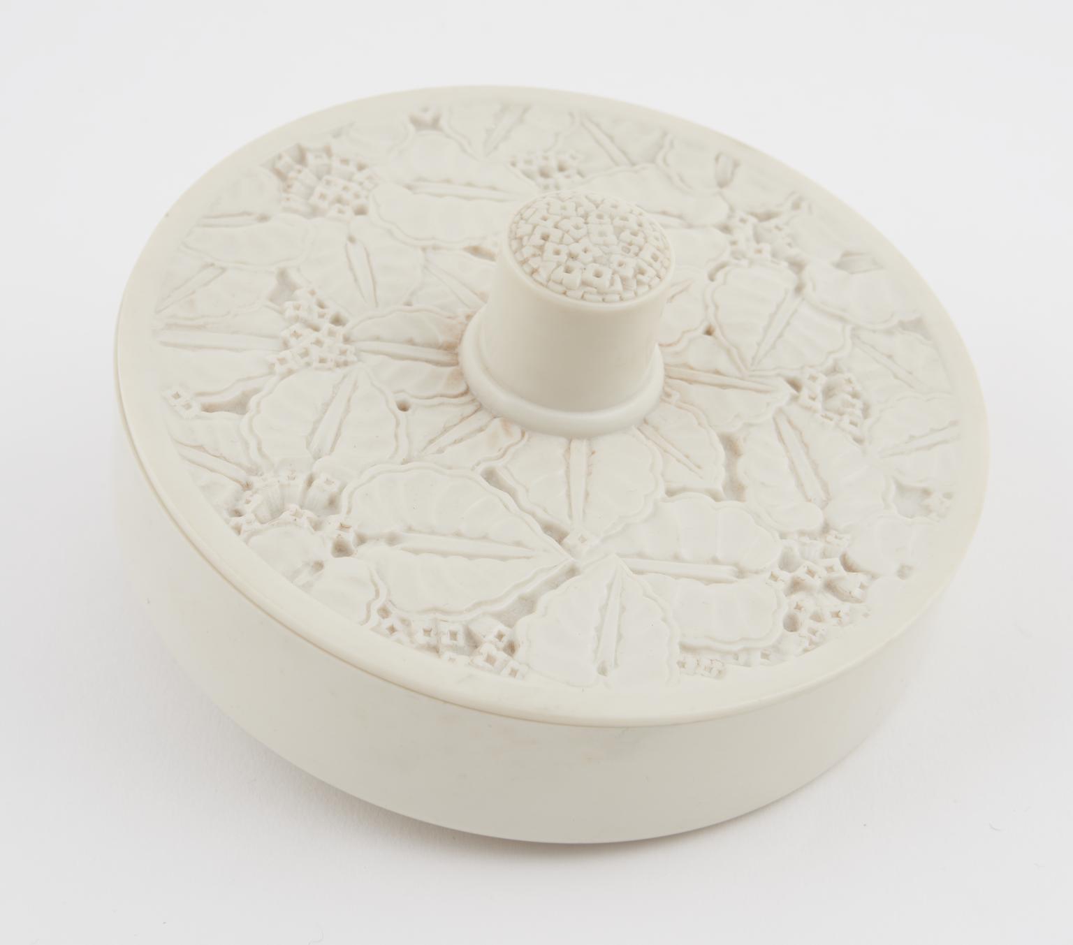 Formaldehyde Shadow Box Decorative urea formaldehyde, box | Science Museum Group Collection