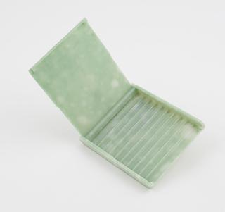 Green rectangular cigarette case in urea formaldehyde plastic