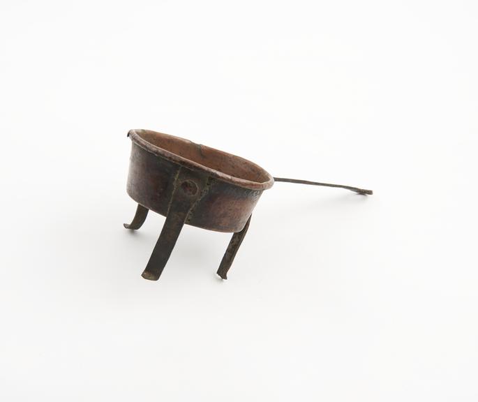 Small flat-bottomed, copper pan with 3 legs and handle