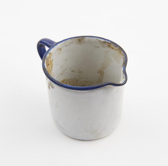 Dosing cup, enamelled iron, graduated in grams