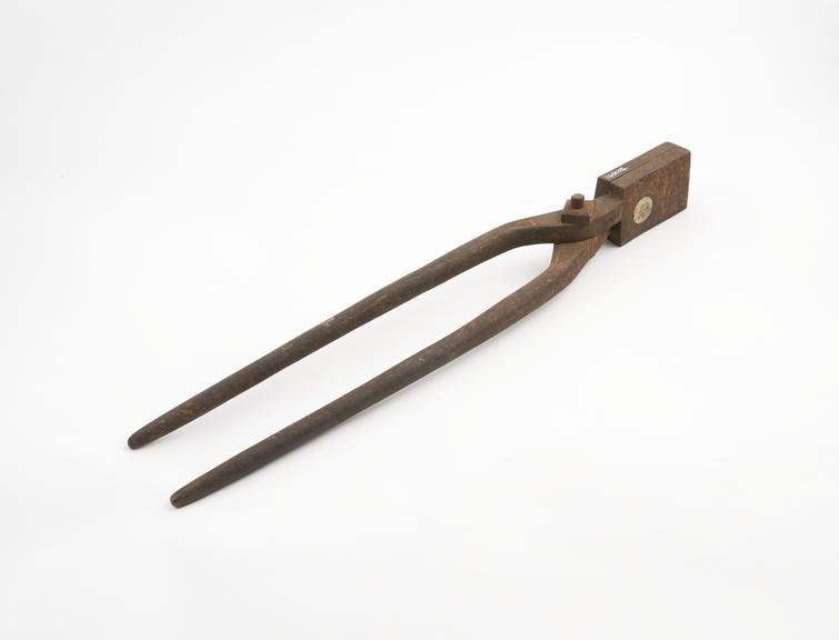 Tongs with thick rectangular grips, iron, C16 to C19, European