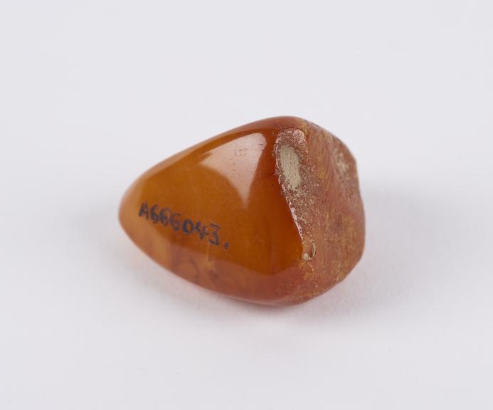 Amulet, pyramidal piece of polished amber