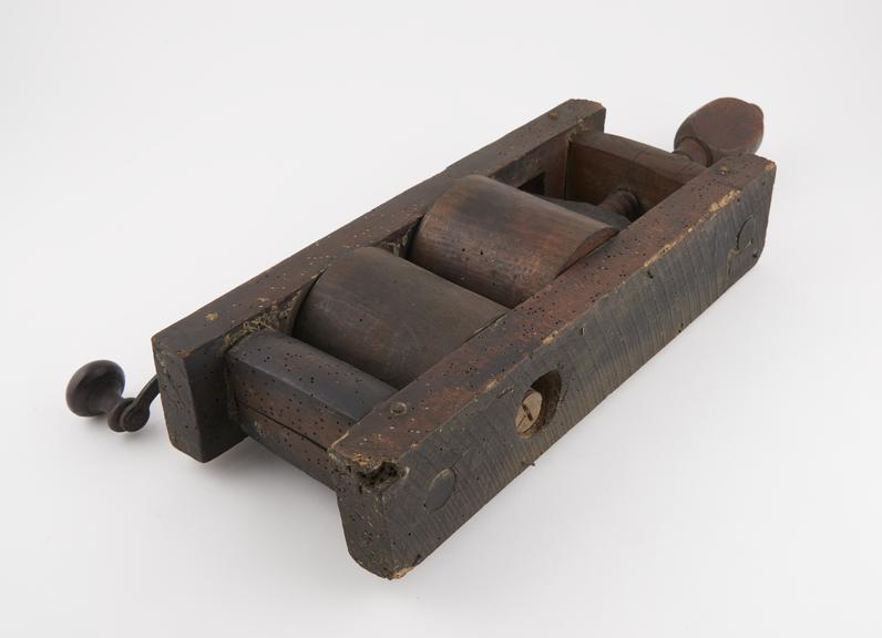 Press, 2 adjustable wooden rollers on rectangular base