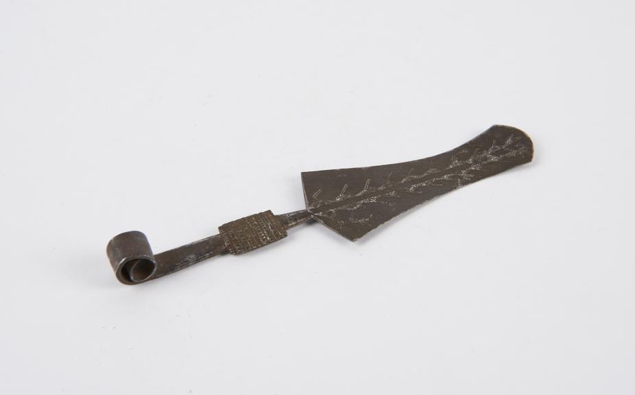 Steel strigil with curved patterned blade, spatulate shaped