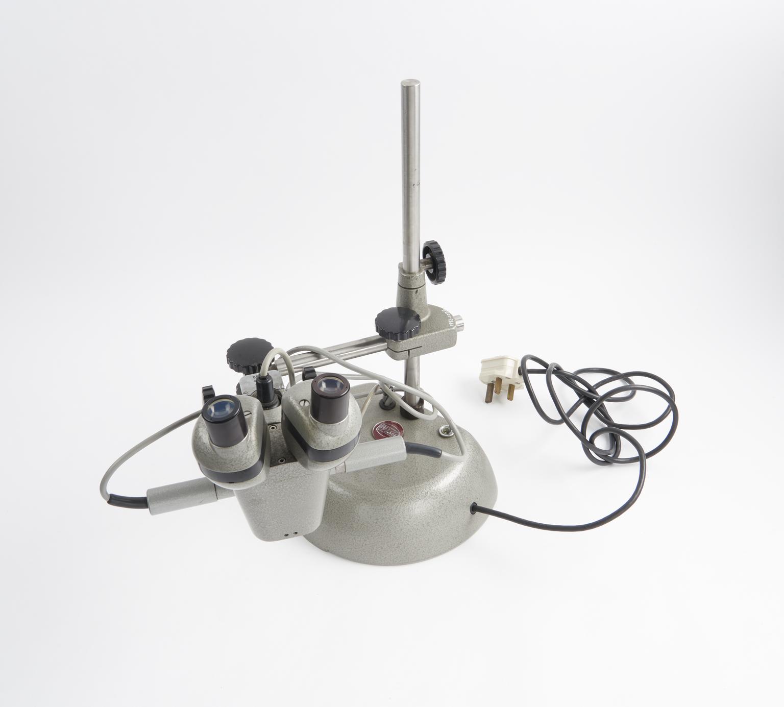Binocular dissecting microscope no. 46622 by Beck | Science Museum ...