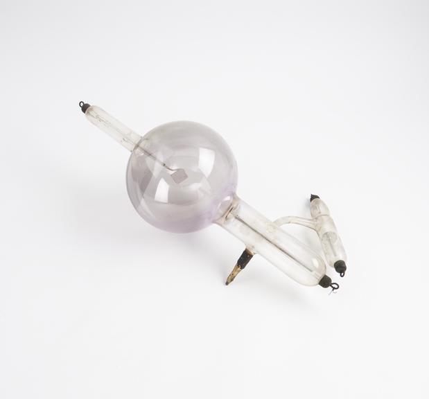 Early x-ray tube, 1900-1920.