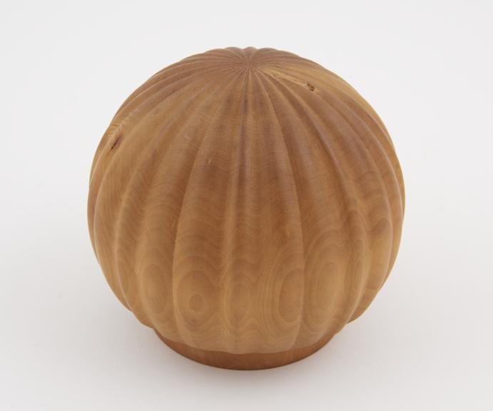 Ornamental wood spheroid with circular base with 24 equally