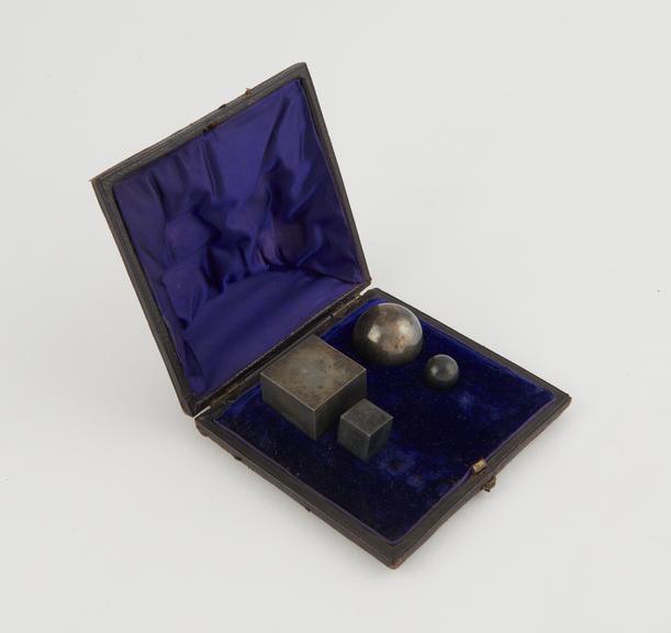 Set of 4 silver-plated weights, 2 cubes and 2 balls