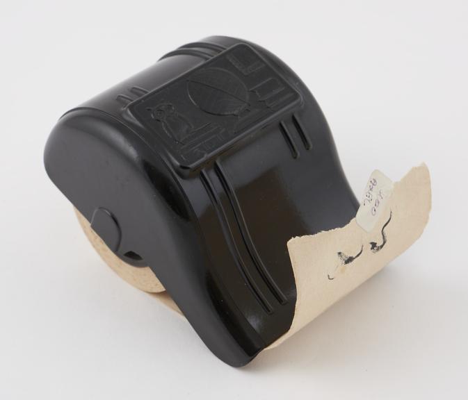 Shell-shaped, paper dispenser, made of phenol formaldehyde