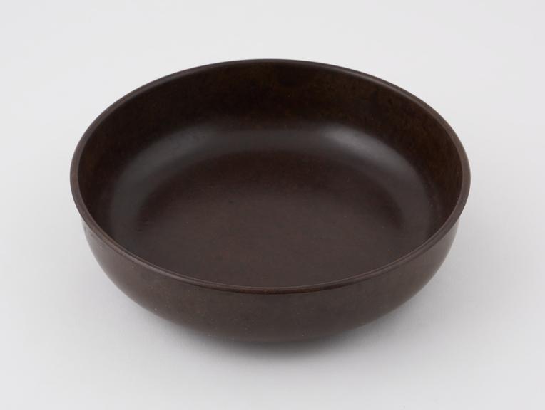 Shallow bowl made of dark brown/black imitation mahogany phenol