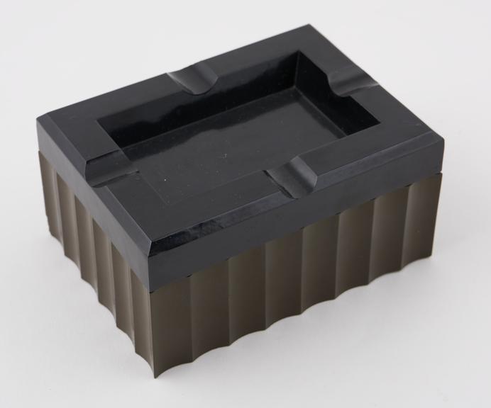 Rectangular box with black lid and dark green base