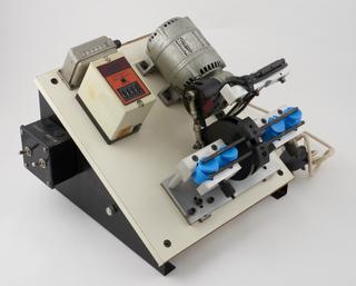 Testing machine for "Jaysnap" lids