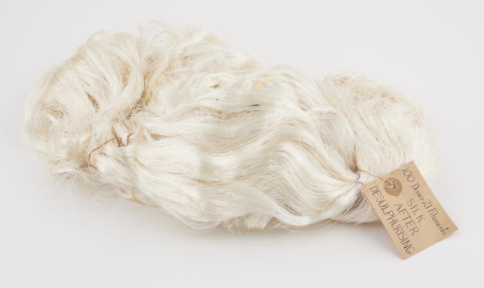 Ivory skein of viscose labelled 100 Denier 21 filaments SILK