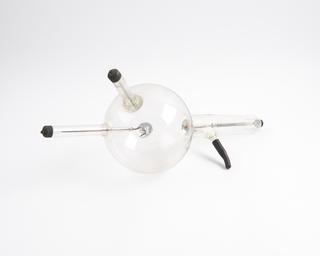 Gas x-ray tube with cathode adjustable along a screwed rod