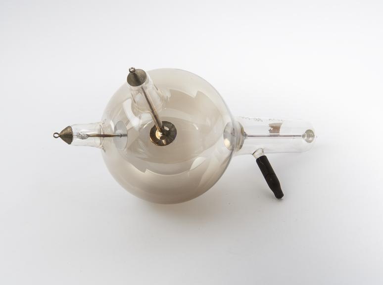 Experimental x-ray tube with separate anode and anti-cathode