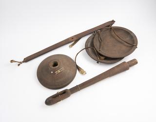 Set of wooden weighing scale