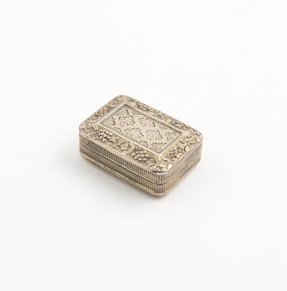 Vinaigrette, silver, gilded inside, perforated inner lid