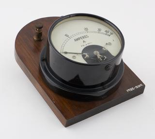 Moving iron ammeter 0-50A (log scale); lab No. SA347