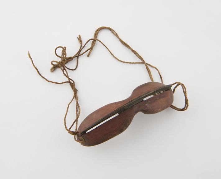 Wooden snow goggles, with 2 slits, incorporating an eye shade