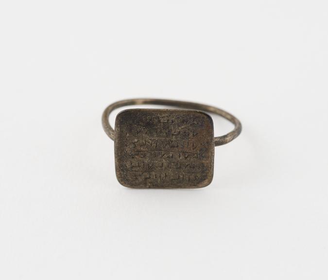 Metalfinger ring, with square bezzel engraved with inscription