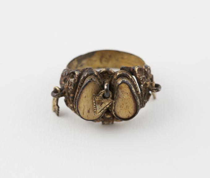 Metal finger ring with 2 pear-shaped bezels and a padlock and 2