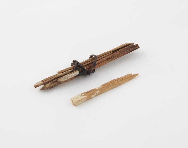 A bundle of very small Sulphur-matches (length 2 1/4 ins) of