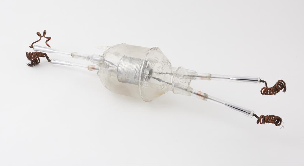 Silica, hard vacuum, therimionic triode valve: K865/NT41A M101