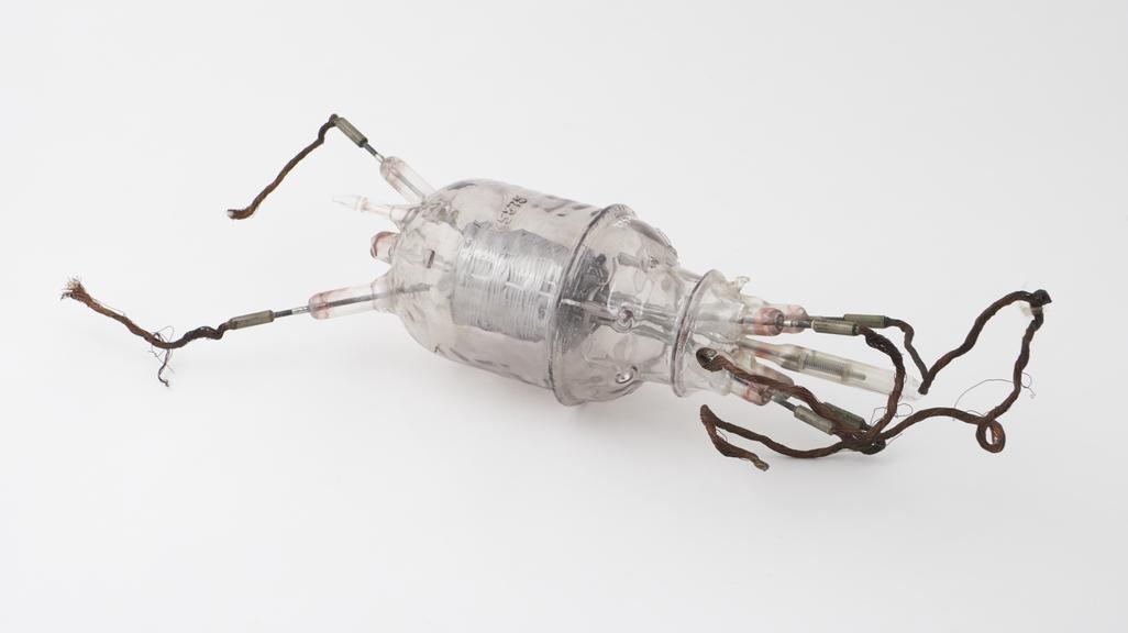 Silica, hard vacuum, thermionic triode valve: K5875/NT57T M677