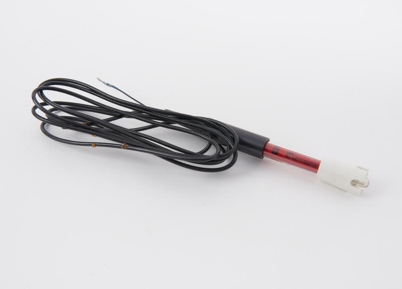 pH electrode for high temperatures (serial no. 1027/900). E.I.L.