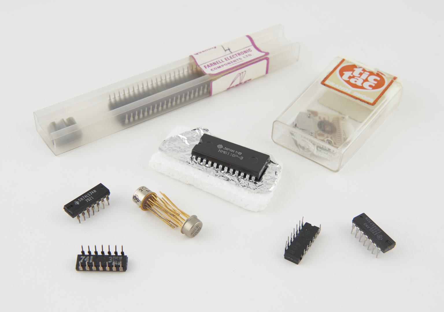 Signetics Computer Chip Nine Integrated Circuits (logic): Signetics SE101K | Science Museum ...
