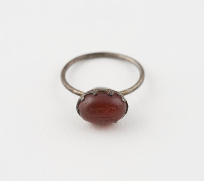 Silver finger ring, with oval bezel set with a carnelian