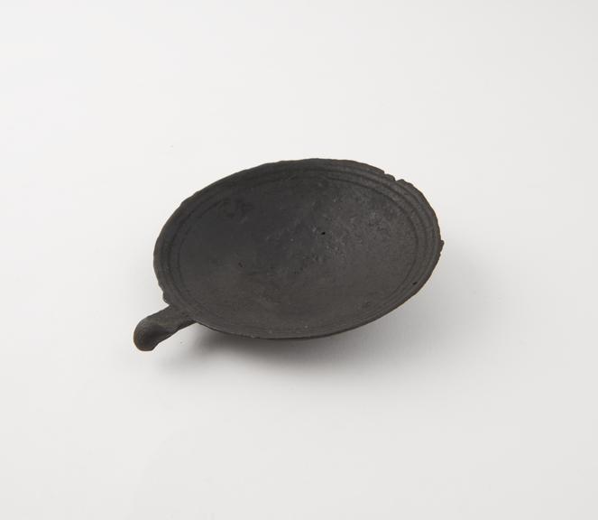 Cast iron round dish with handle, no lip