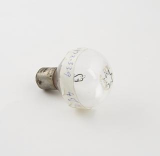 Car light bulb with 2 filaments