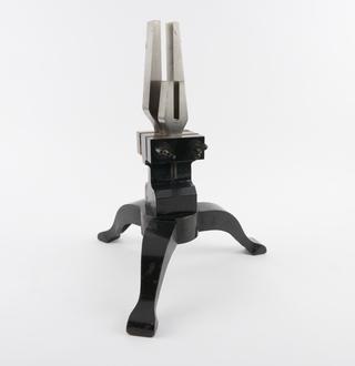 Tuning fork marked 'UT5 2048'