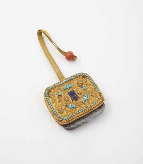 Tinder-box (length 2 5/8 ins) of solid gold; rectangular