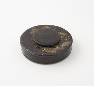 Burning-lens, inserted in lid of shallow