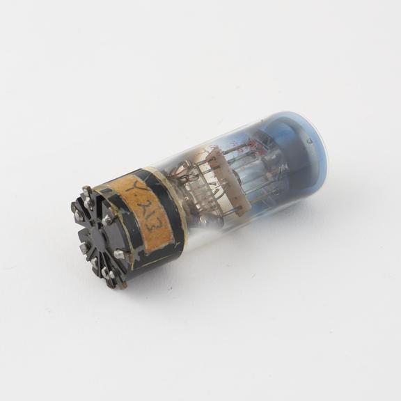 Mullard tuning indicator valve, type TV4A, Ct8 base, marked 977