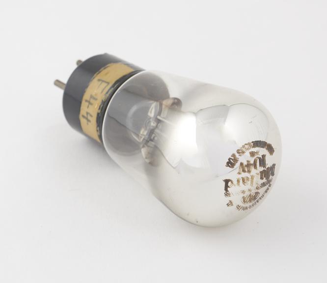 Mullard valve, type 104V, 4-pin base with side terminal