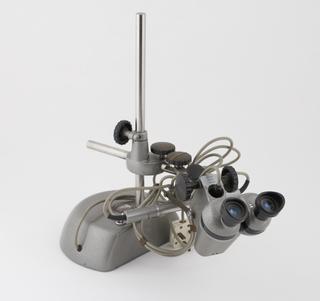 Binocular microscope attachment for Huxley pattern ultramicrotome