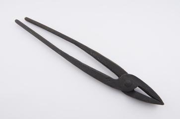 Small pair of blacksmith’s flat jaw tongs from Portslade forge, Sussex, Britain, 1890-1930