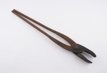 Big pair of blacksmith’s flat jaw tongs from Portslade forge, Sussex, Britain, 1890-1930
