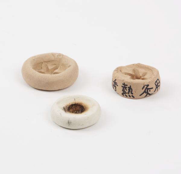 Three clay devices used for standard penetrating moxibustion