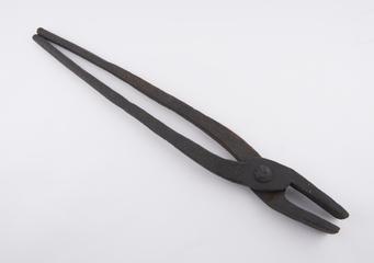 Big pair of blacksmith’s flat jaw tongs from Portslade forge, Sussex, Britain, 1890-1930