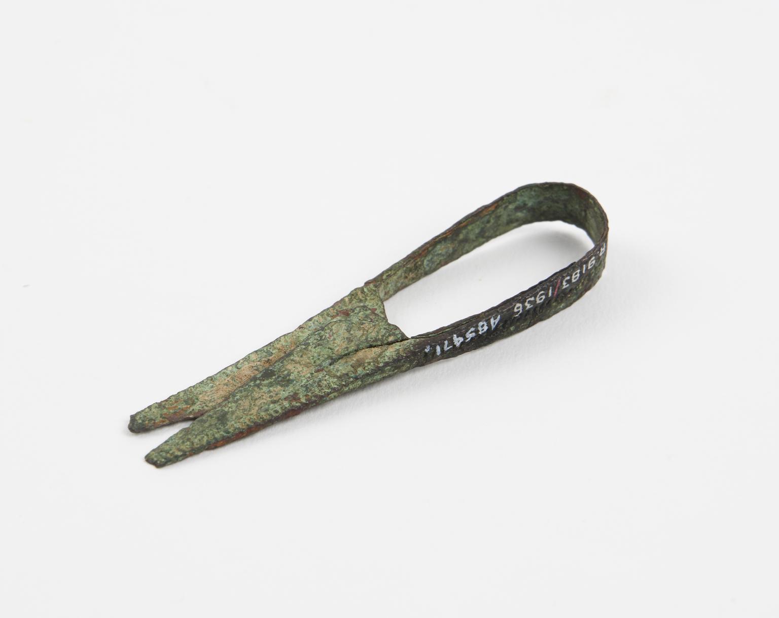 Two pairs of ancient Roman scissors. | Science Museum Group Collection