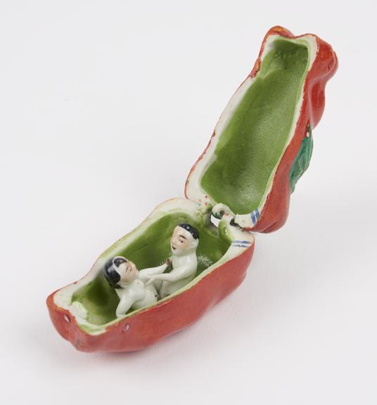 Porcelain red pepper, hinged