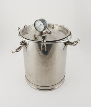 pressure container for position-sensitive detector