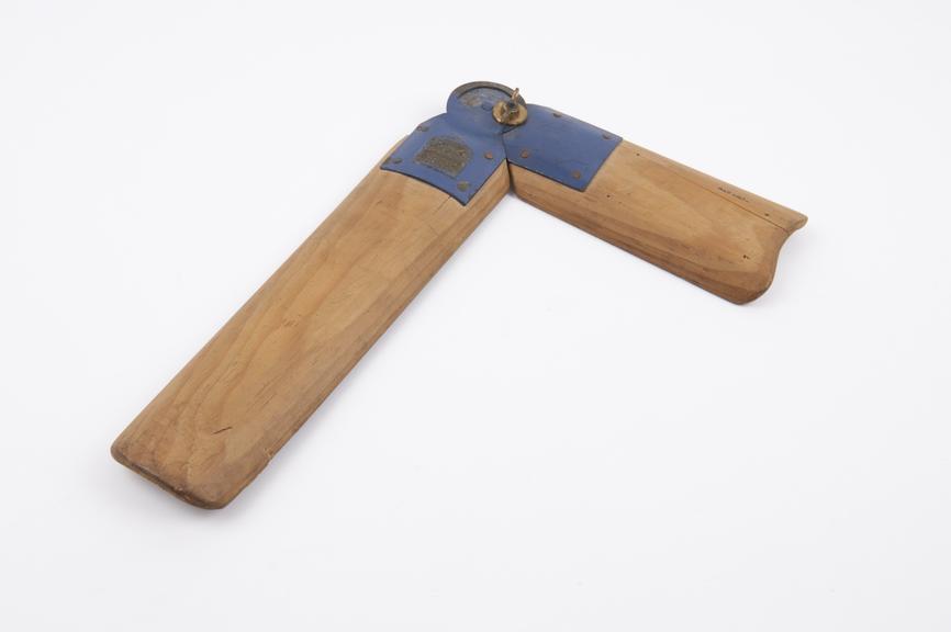 Arm splint, wood and metal, jointed