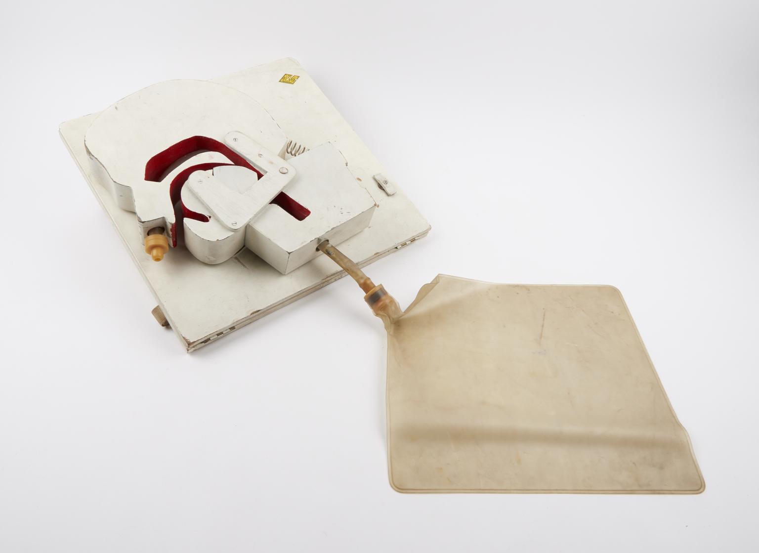 Essgee direct air resuscitation device | Science Museum Group Collection