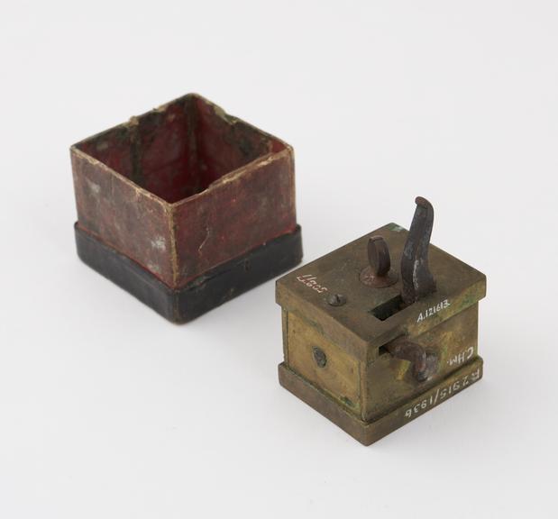 Brass scarificator with 16th lancets, in leather covered case