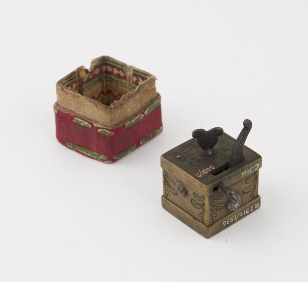 Brass scarificator with 16 lancets, in silk covered case